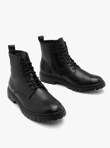 Schwarze Herrenstiefel mit leichtem Traktorsockel