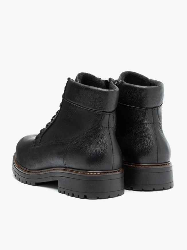 Schwarz genarbte Lederstiefel