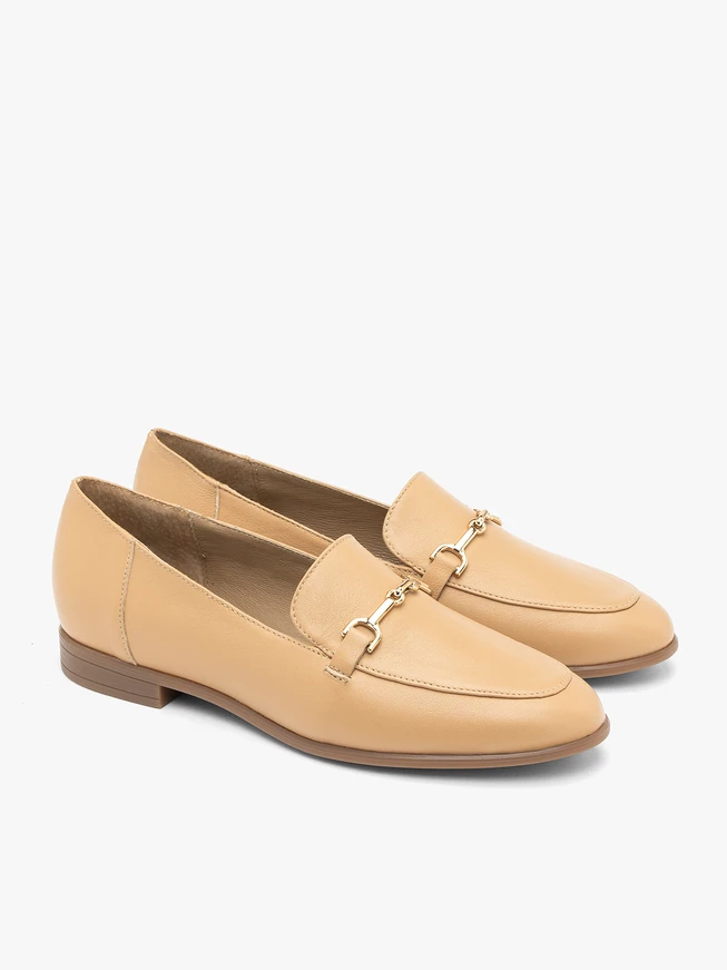 Mokassins aus genarbtem Leder in Beige