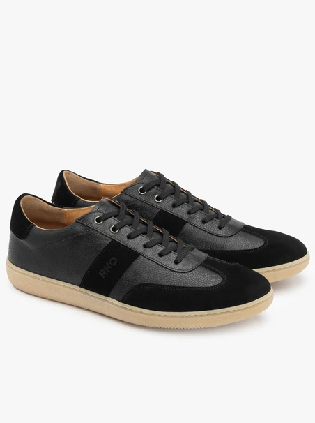 Schwarze Herren-Turnschuhe aus Leder mit hellem Boden