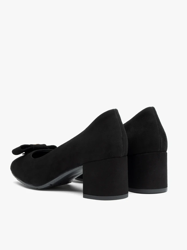 Schwarze Pumps mit Absatz