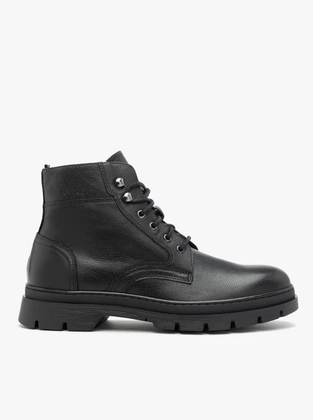 Schwarz genarbte Lederstiefel