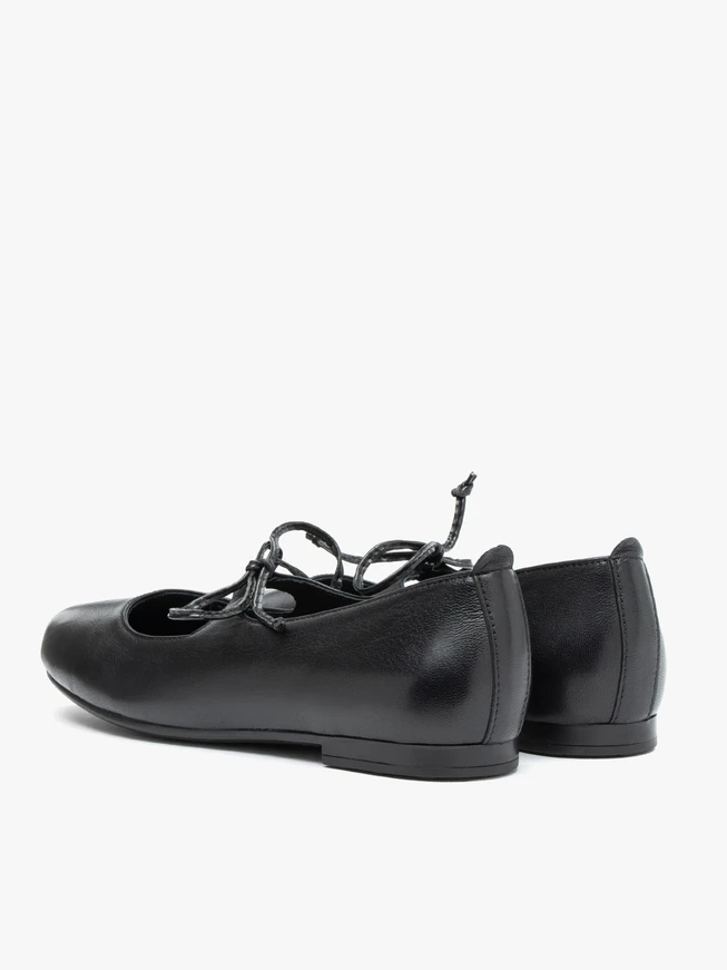 Schwarze Ballerinas mit Schnürung