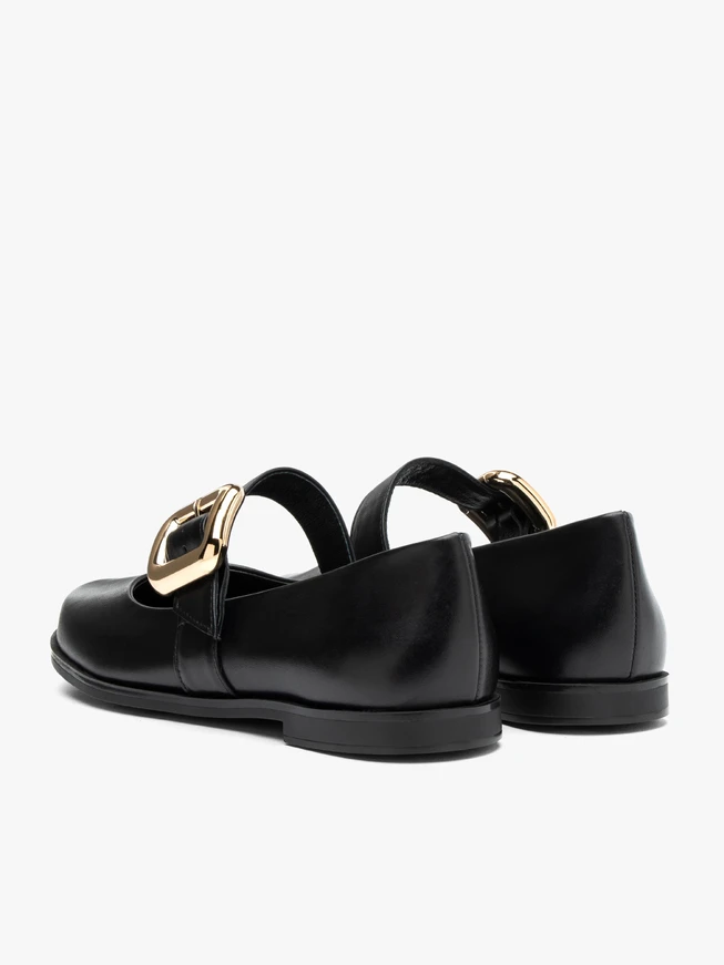 Schwarze Ballerinas mit auffälliger Clutch