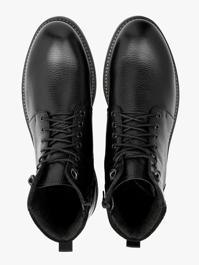 Schwarze Stiefel mit verschönerten Sohlen