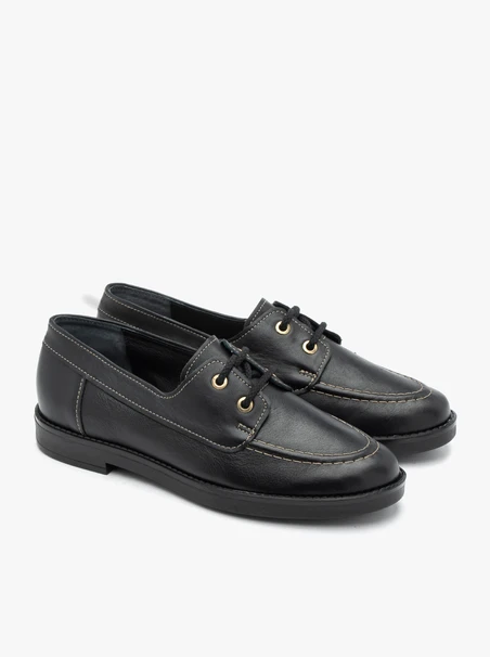 Halbschuhe aus schwarzem Narbenleder
