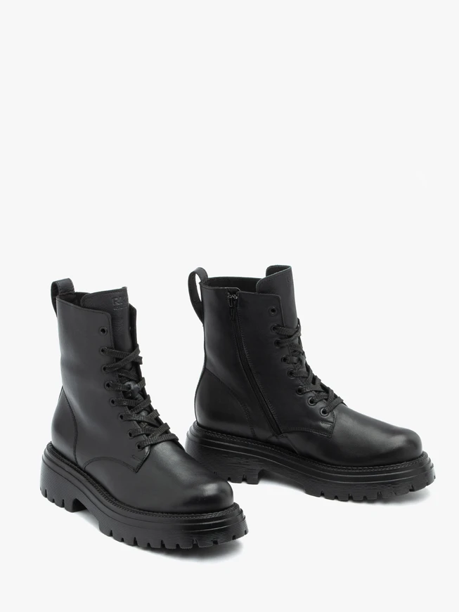 Schwarz genarbte Lederstiefel