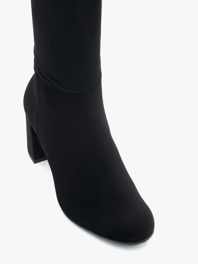 Schwarze Stiefel mit flexiblem, schmalem Schaft