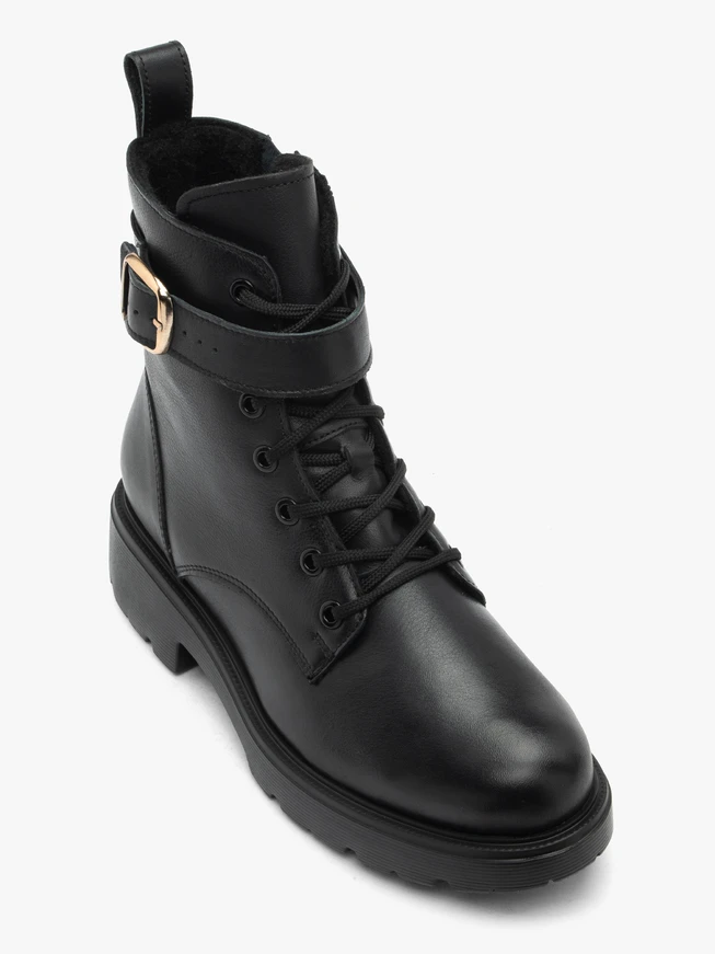 Schwarze Stiefel aus genarbtem Leder mit Riemen