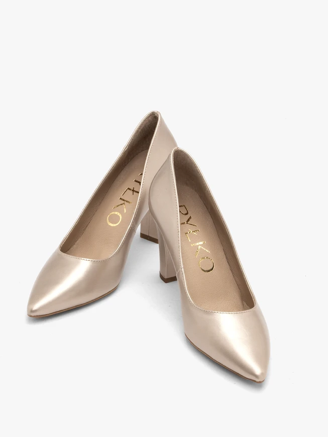 Platin-Pumps mit klobigem Stilettoabsatz