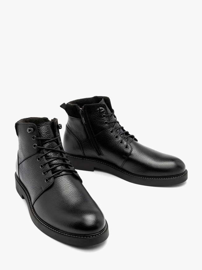 Schwarze Stiefel mit verschönerten Sohlen