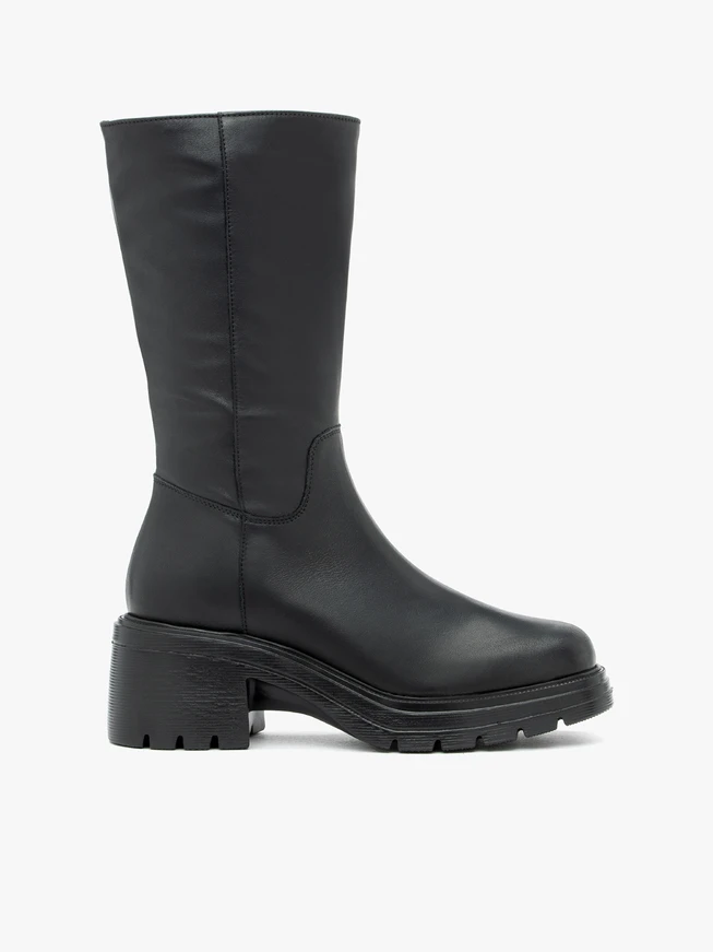 Schwarze kurze Lederstiefel