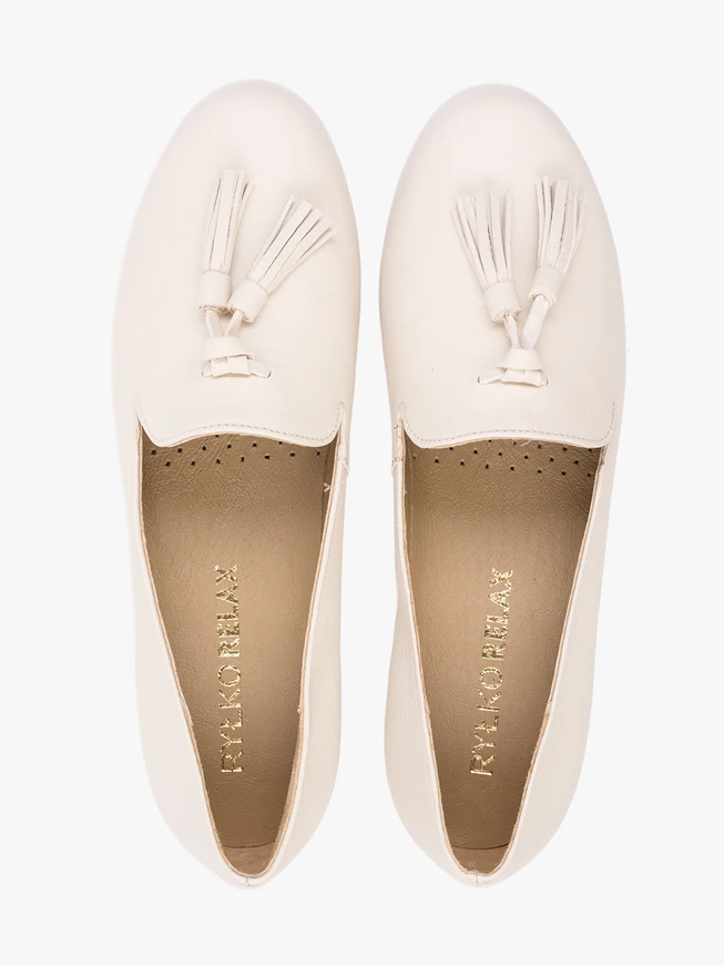Cremefarbene Mokassins mit einer Clutch