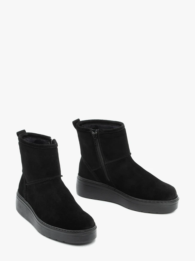 Schwarze knöchelhohe Schneestiefel mit dickerer Sohle