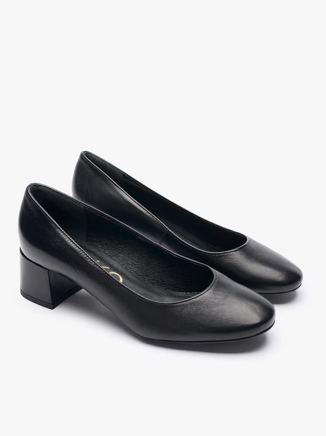 Schwarze klassische Pumps aus genarbtem Leder