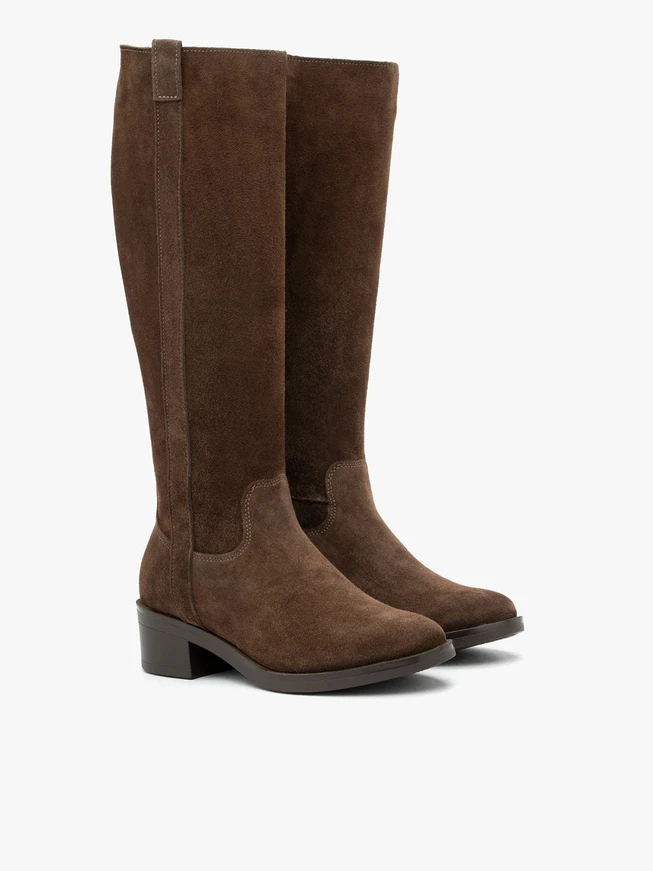 Braune Stiefel mit schmalem Schaft