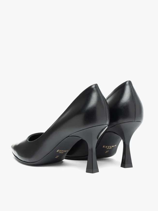 Schwarze Pumps mit Flare-Absatz