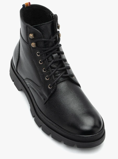 Schwarz genarbte Lederstiefel