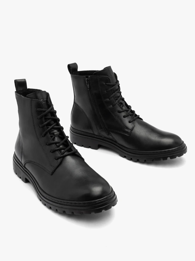 Schwarze Herrenstiefel mit leichtem Traktorsockel