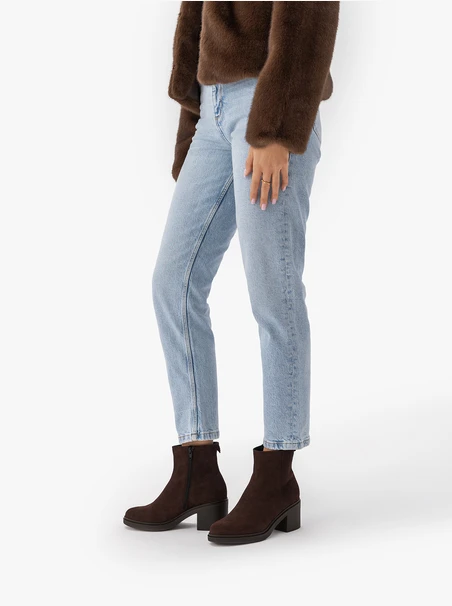 Kastanienbraune Velourslederstiefel