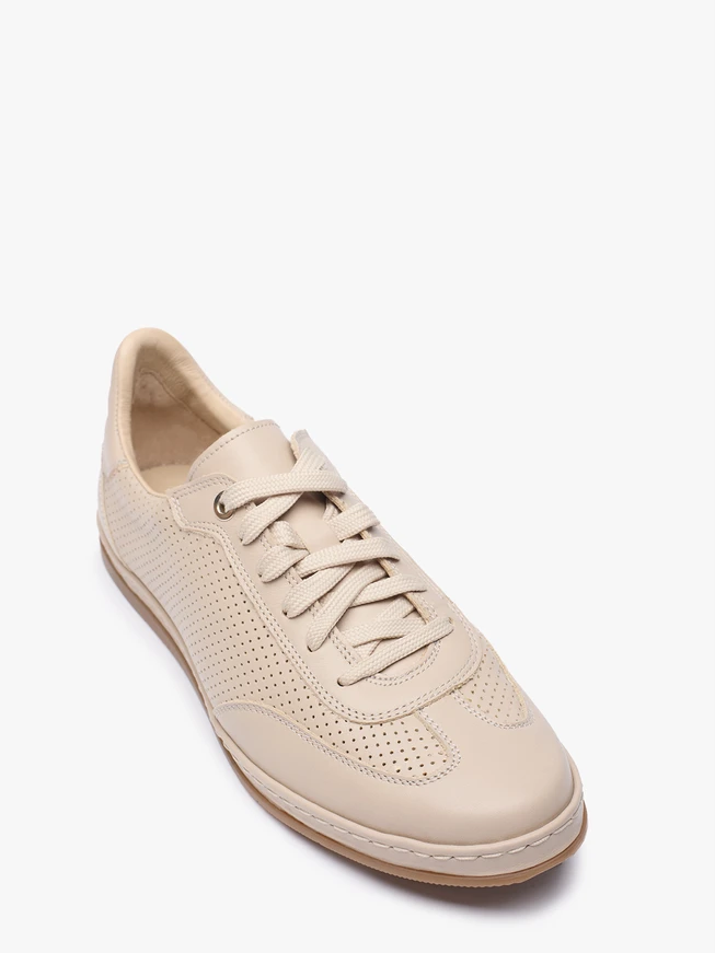 Beige Turnschuhe mit Perforationen