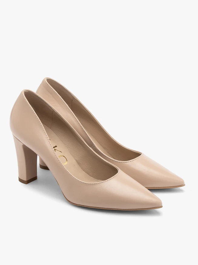 Beigefarbene Pumps mit klobigem Stilettoabsatz