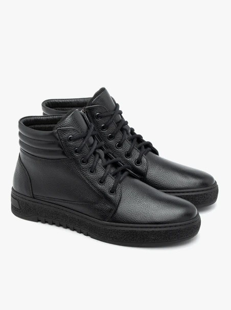 Schwarz genarbte Lederstiefel