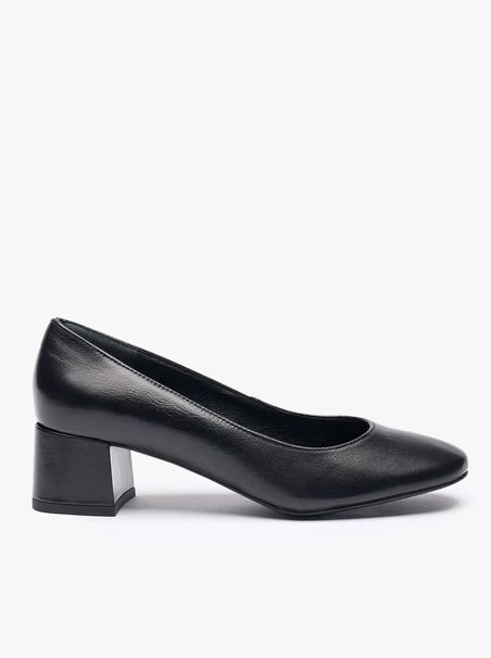 Schwarze klassische Pumps aus genarbtem Leder