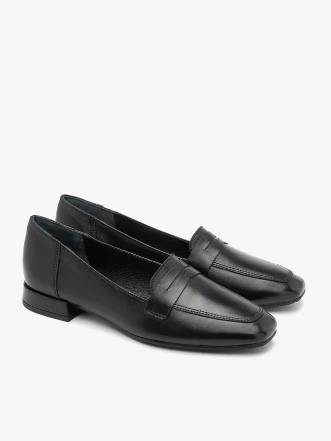 Schwarze Ledermokassins mit kleinem Absatz