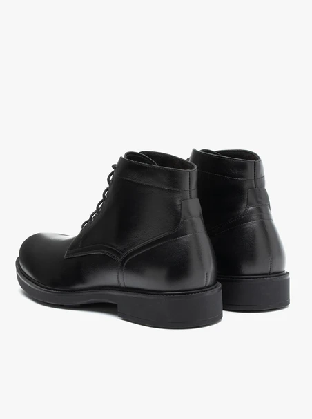 Schwarz genarbte Lederstiefel