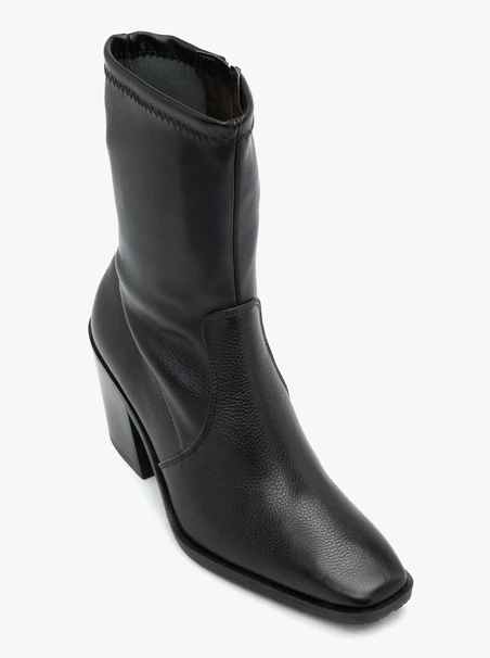 Schwarzer höherer Stiefel mit elastischem Schaft