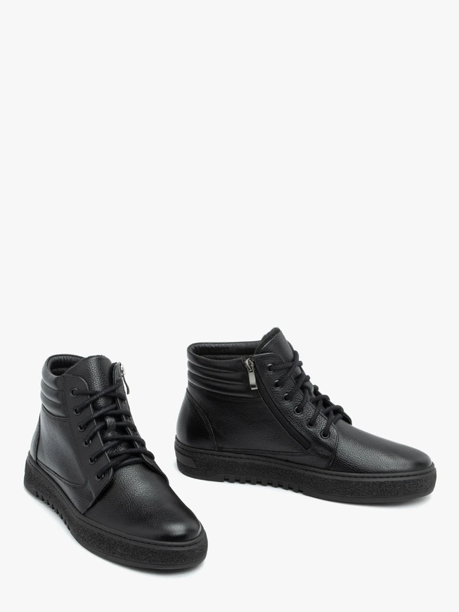 Schwarz genarbte Lederstiefel