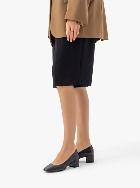 Schwarze klassische Pumps aus genarbtem Leder