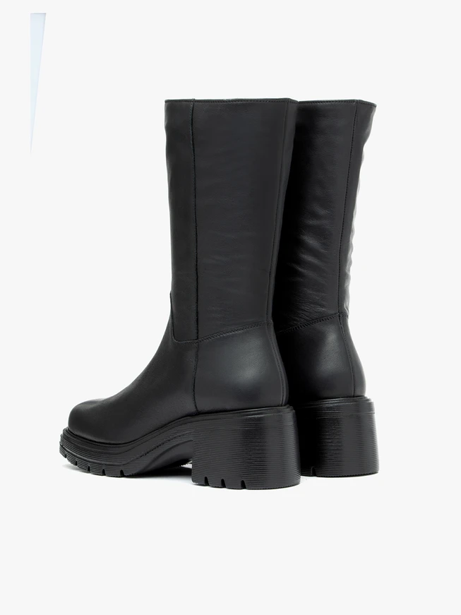 Schwarze kurze Lederstiefel