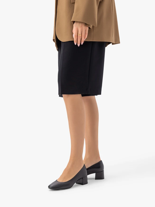 Schwarze klassische Pumps aus genarbtem Leder