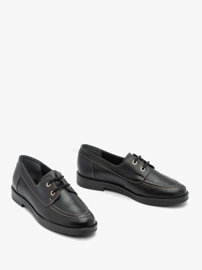 Halbschuhe aus schwarzem Narbenleder