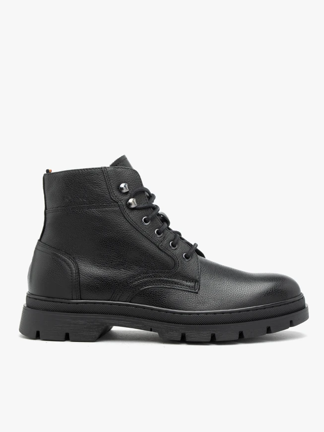 Schwarz genarbte Lederstiefel