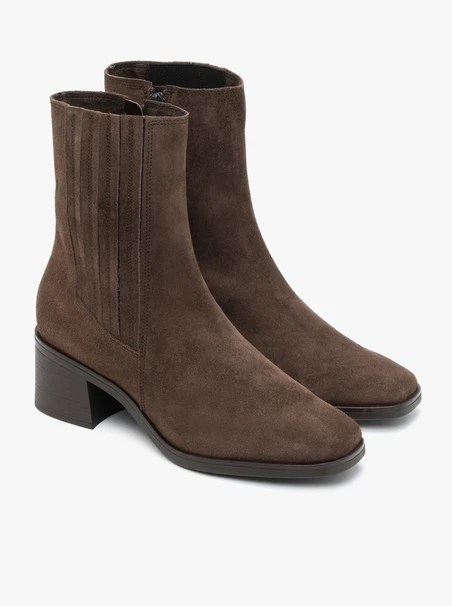 Braune Stiletto-Absätze mit Nähten