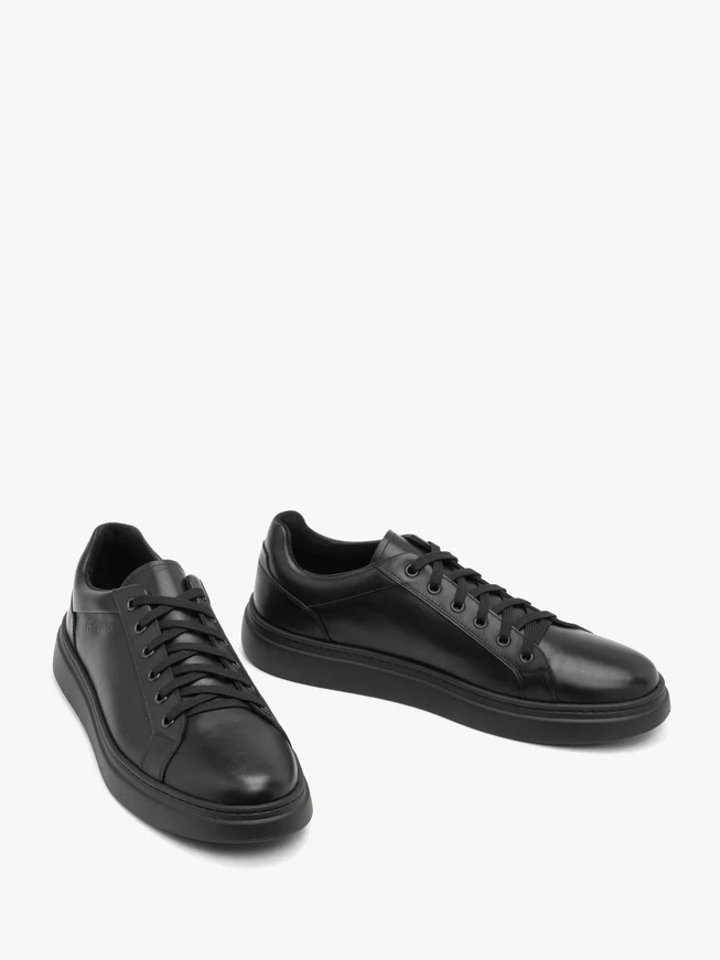 Schwarze Sportschuhe zum Schnüren