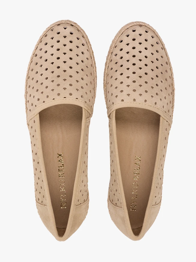 Sandfarbene Espadrilles mit Perforationen