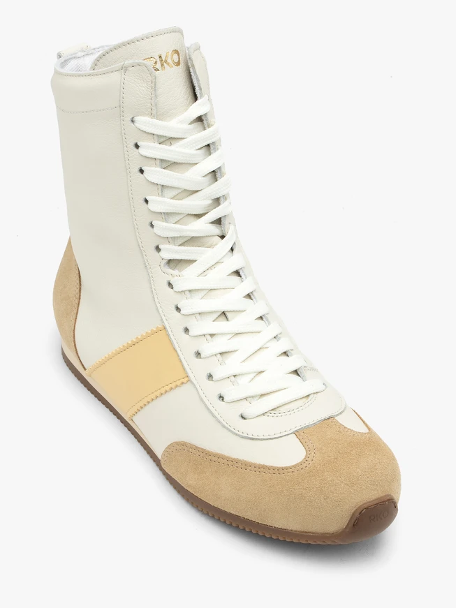 Knöchelhohe Sportschuhe in Weiß und Beige