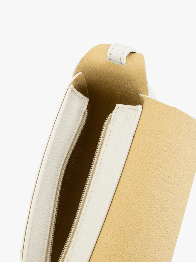 Weiße Handtasche mit Magnetverschluss