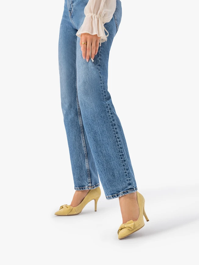 Leuchtend gelbe Pumps mit Schleife und Stilettoabsatz