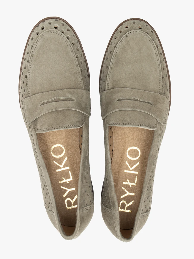 Mokassins in Olive mit Perforationen