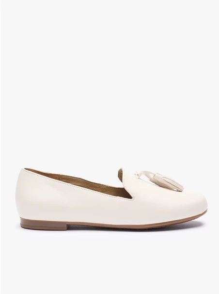 Cremefarbene Mokassins mit einer Clutch