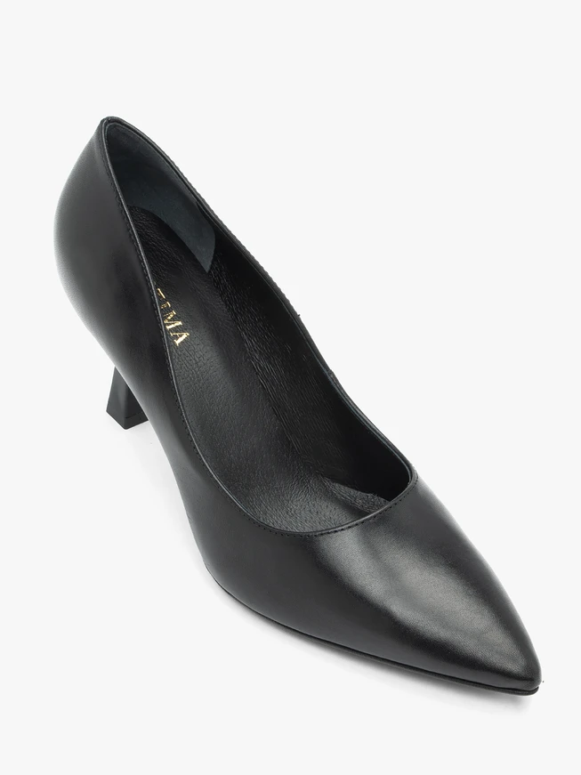 Schwarze Pumps mit Flare-Absatz