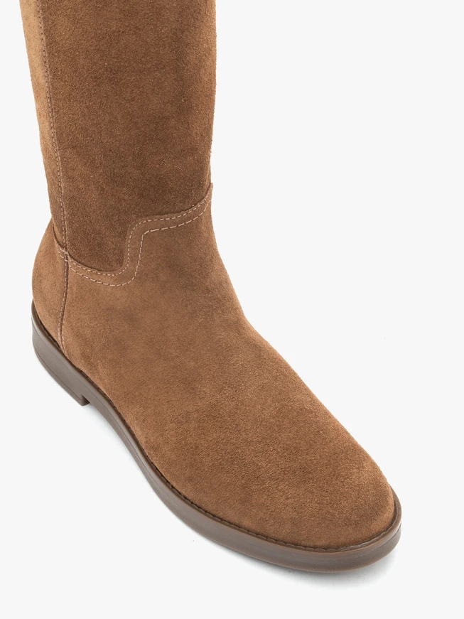 Braune Stiefel mit schmalem Schaft