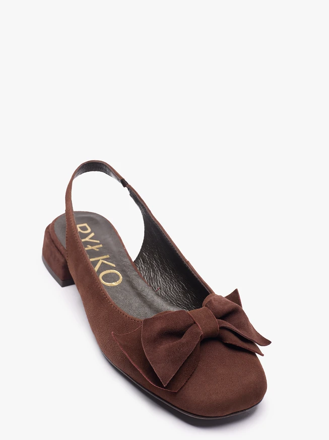 Braune absatzlose Pumps mit Schleife