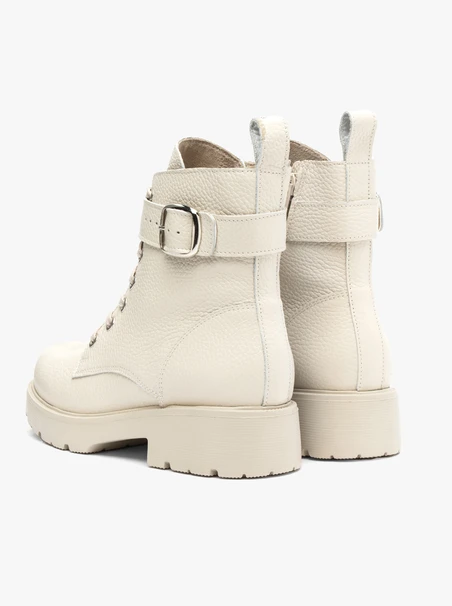 Cremefarbene Stiefel aus genarbtem Leder mit Riemen