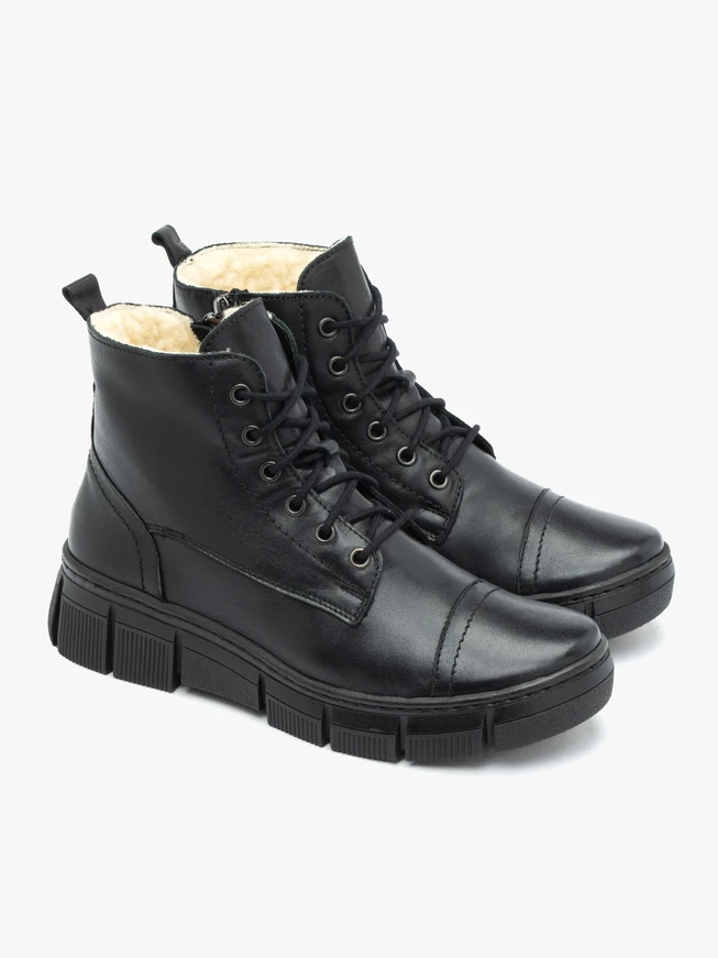 Isolierte Stiefel aus schwarzem Schafsleder